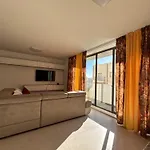 New, Airy And Spacious In 公寓